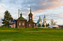 Muzej pod otkrytym nebom Nizhnjaja Sinjachiha v Sverdlovskoj oblasti, gde mozhno uvidet' vsju istoriju derevjannogo zodchestva na Urale.
