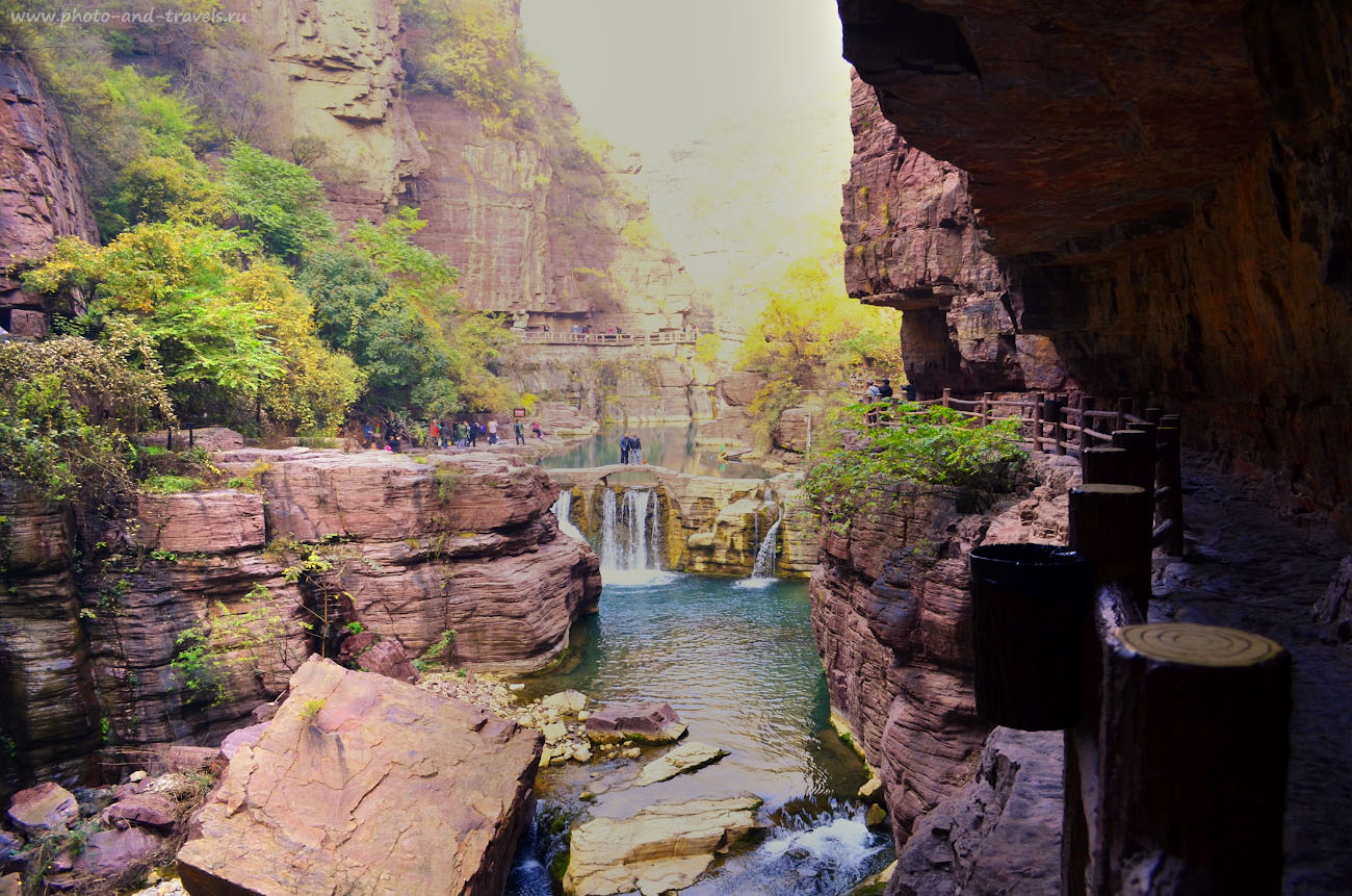 Ущелье Canglong Valley (苍龙涧) в Долине красных скал (Hongshi Xia (Red Stone Valley, 红石峡)).