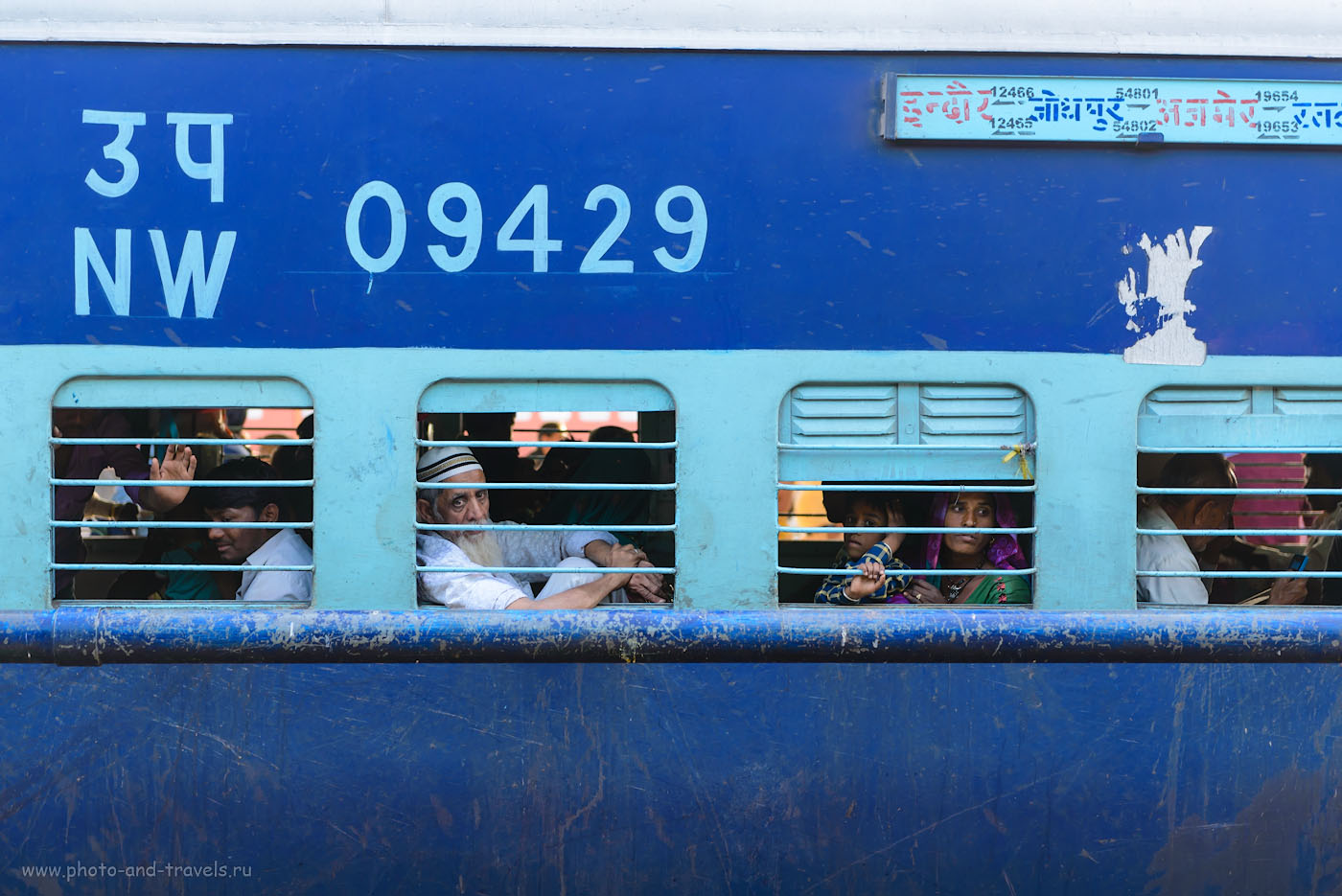 Фотография 19. Поезда в Индии очень колоритные. Сценка на вокзале в Джайпуре. 1/160, 0.33, 3.2, 220, 70.