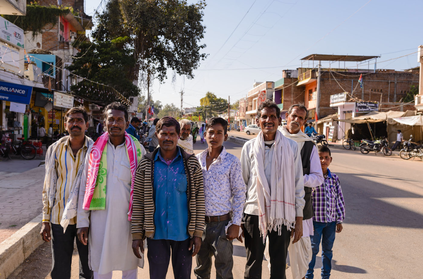 Снимок 18. Встреча на улице в Кхаджурахо. Отзывы о путешествии по Центральной Индии. 1/320, 5.6, 100, 24.