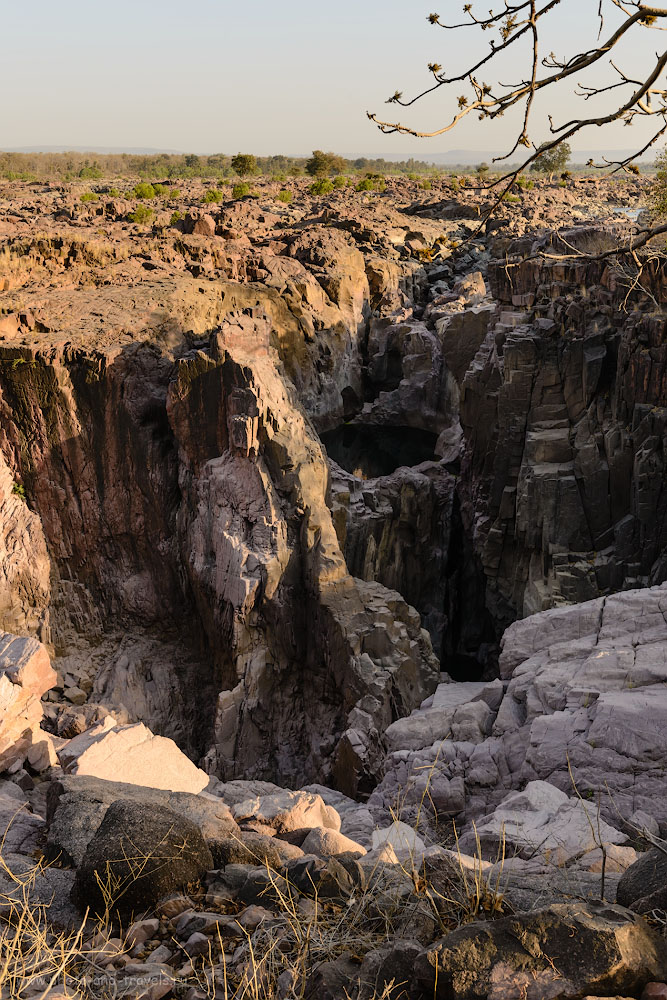 Фото 1. Из этой чаши водопада Raneh Falls обычно льется поток воды. Камера Nikon D610, объектив Nikon 24-70 mm f/2.8. Настройки: выдержка 1/80с, экспокоррекция -0.67EV, f/9.0, ISO 110, фокусное расстояние 28 мм.