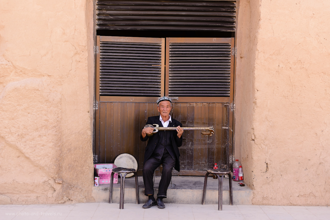 Фотография 17. Народный уйгурский музыкант, услаждающий слух туристов, наведавшихся в Безеклик. 1/250, 0.67, 2.8, 100, 58.