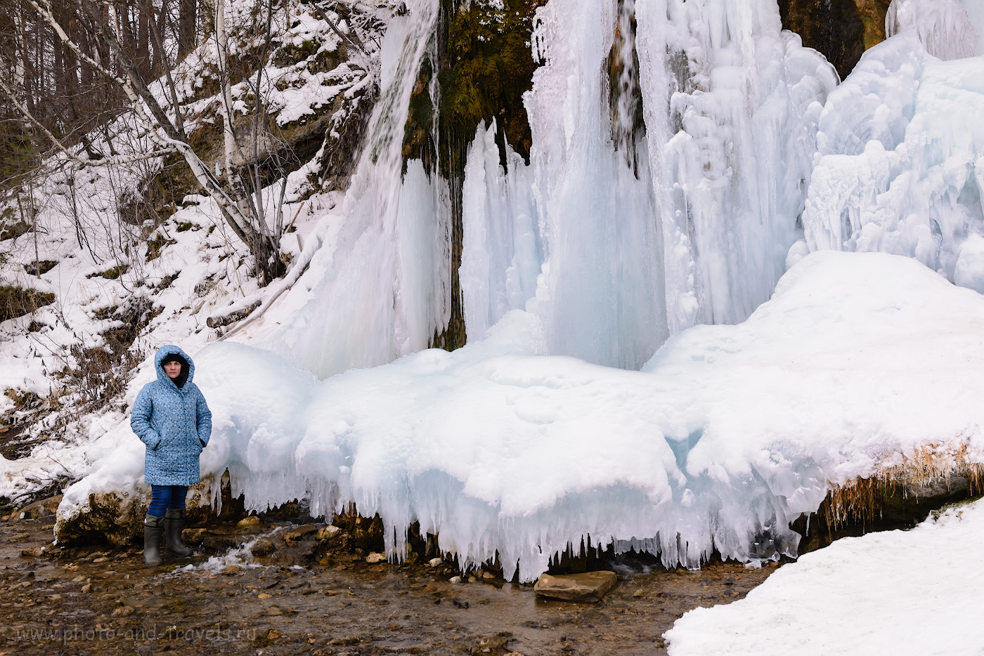 Фото 4. Будущий главный редактор у ледяного водопада Плакун в Пермском крае. Снято на Nikon D610 + Nikon 24-70mm f/2.8G без вспышки. 1/80, +1.33, 8.0, 500, 38.