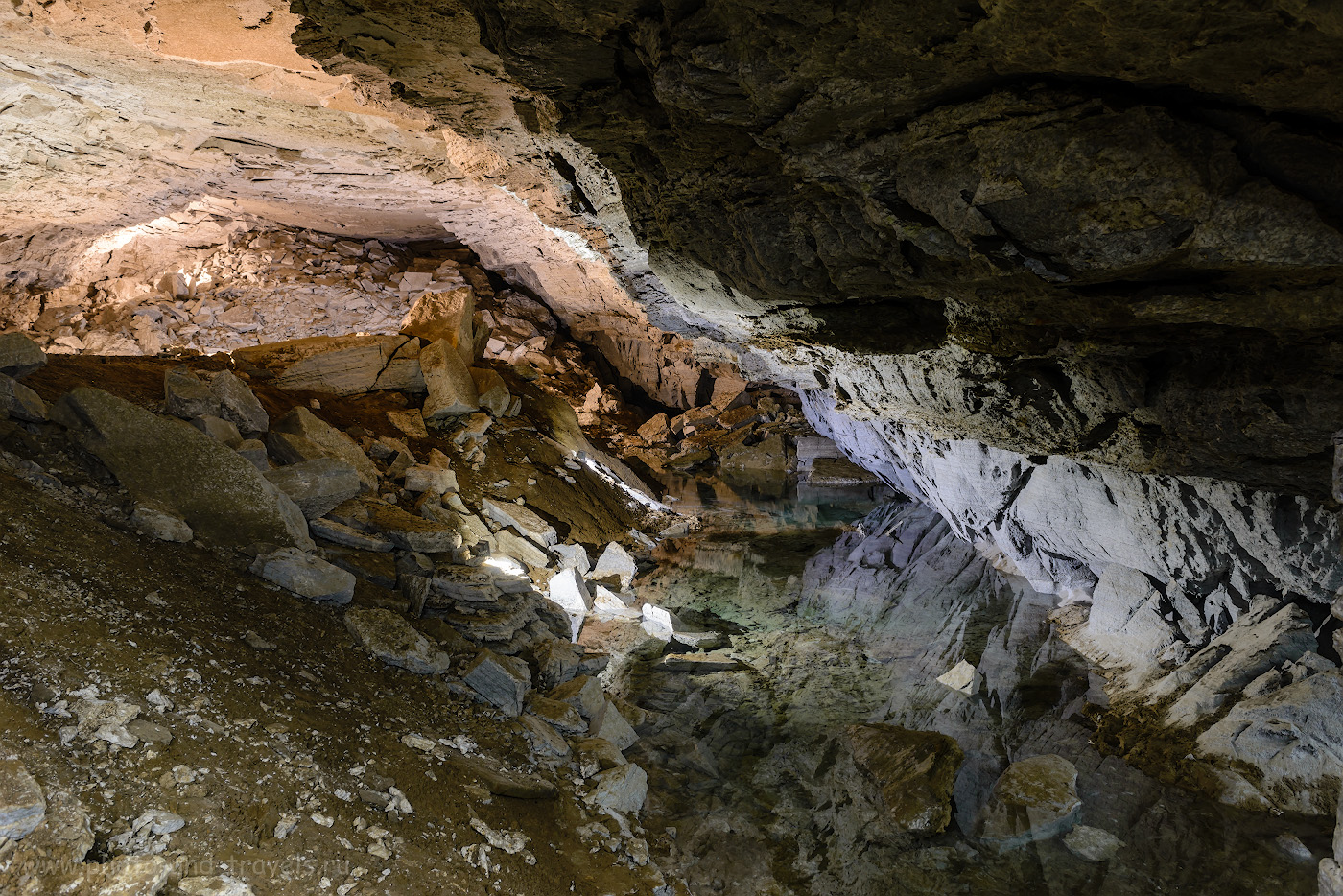Фото 17. Один из гротов Кунгурской пещеры. Пятно с зеленоватым оттенком справа – подземное озеро. Их в этой каверне несколько, глубина достигает 3-х метров. Настройки: 4.0, +0.33, 8.0, 320, 24.