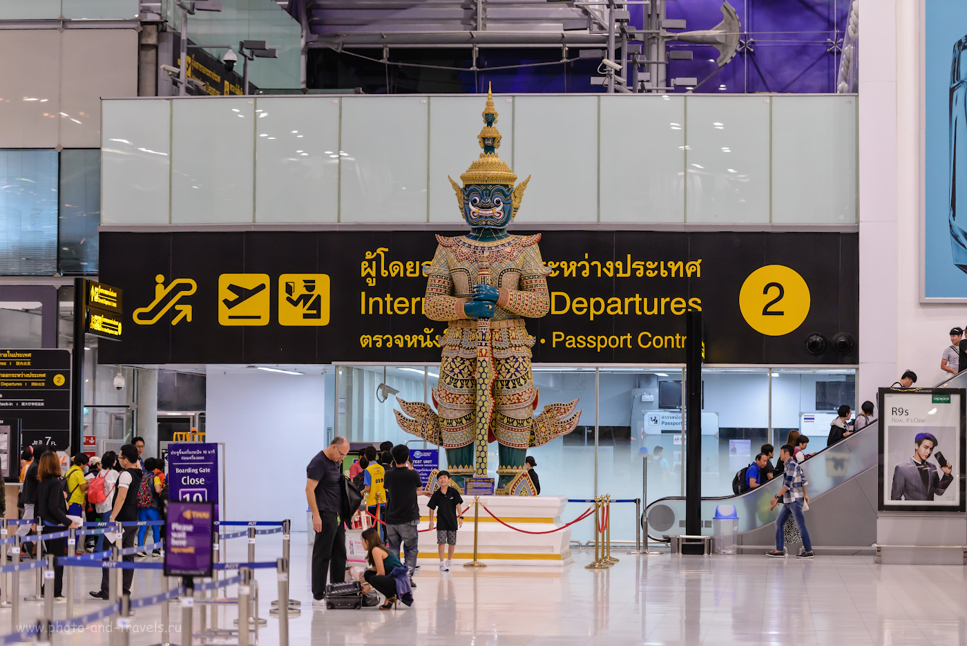 Фото 32. Божество в зале вылета аэропорта «Суварнабхуми» в Бангкоке. Таких «монстров» можно увидеть во многих храмах Таиланда. 1/250, +0.33, 2.8, 2000, 112.