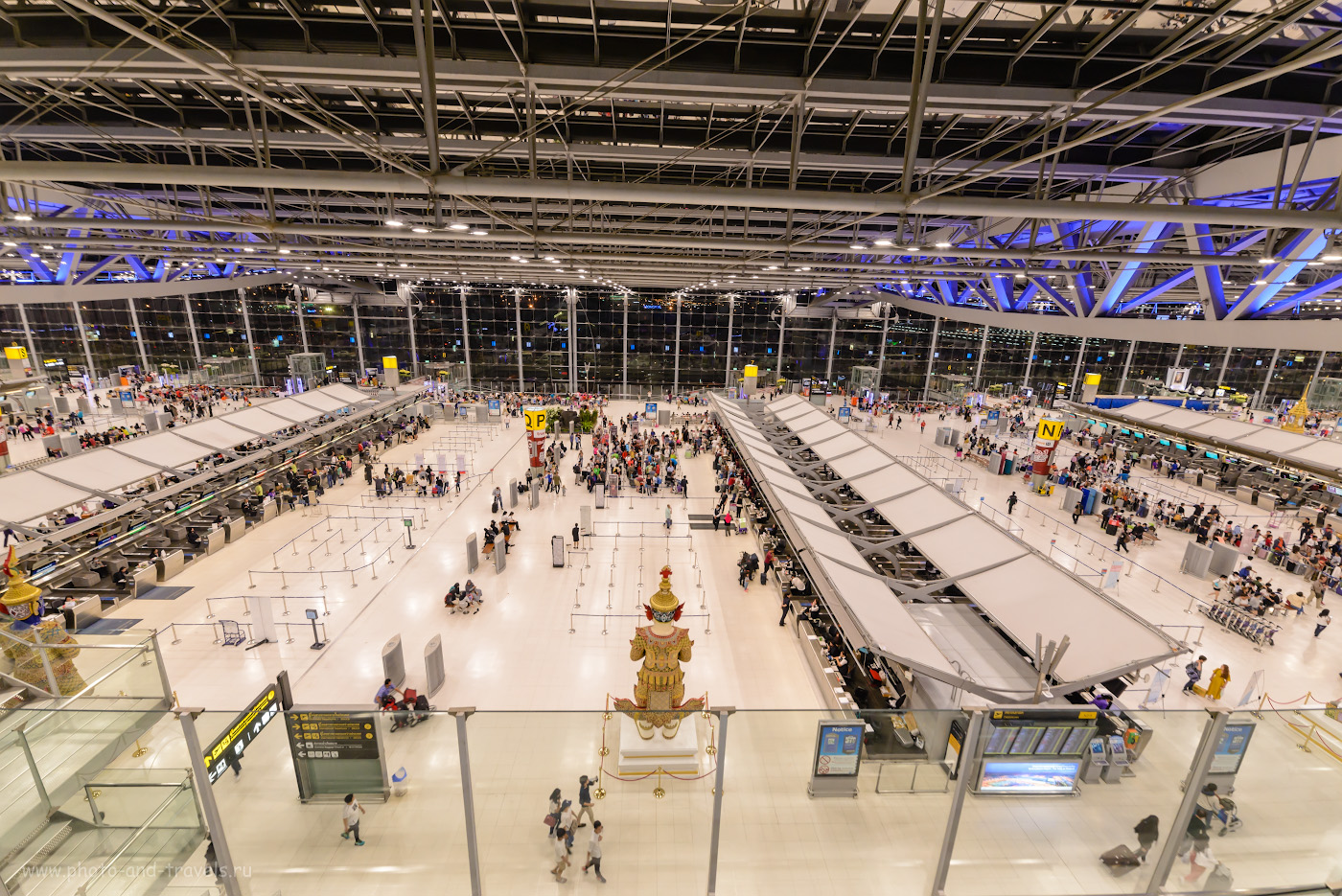 Снимок 33.  Вот такой огромный зал вылета в аэропорте «Суварнабхуми». Вид со смотровой площадки “Observation desk”. 1/30, +0.33, 8.0, 1400, 14.