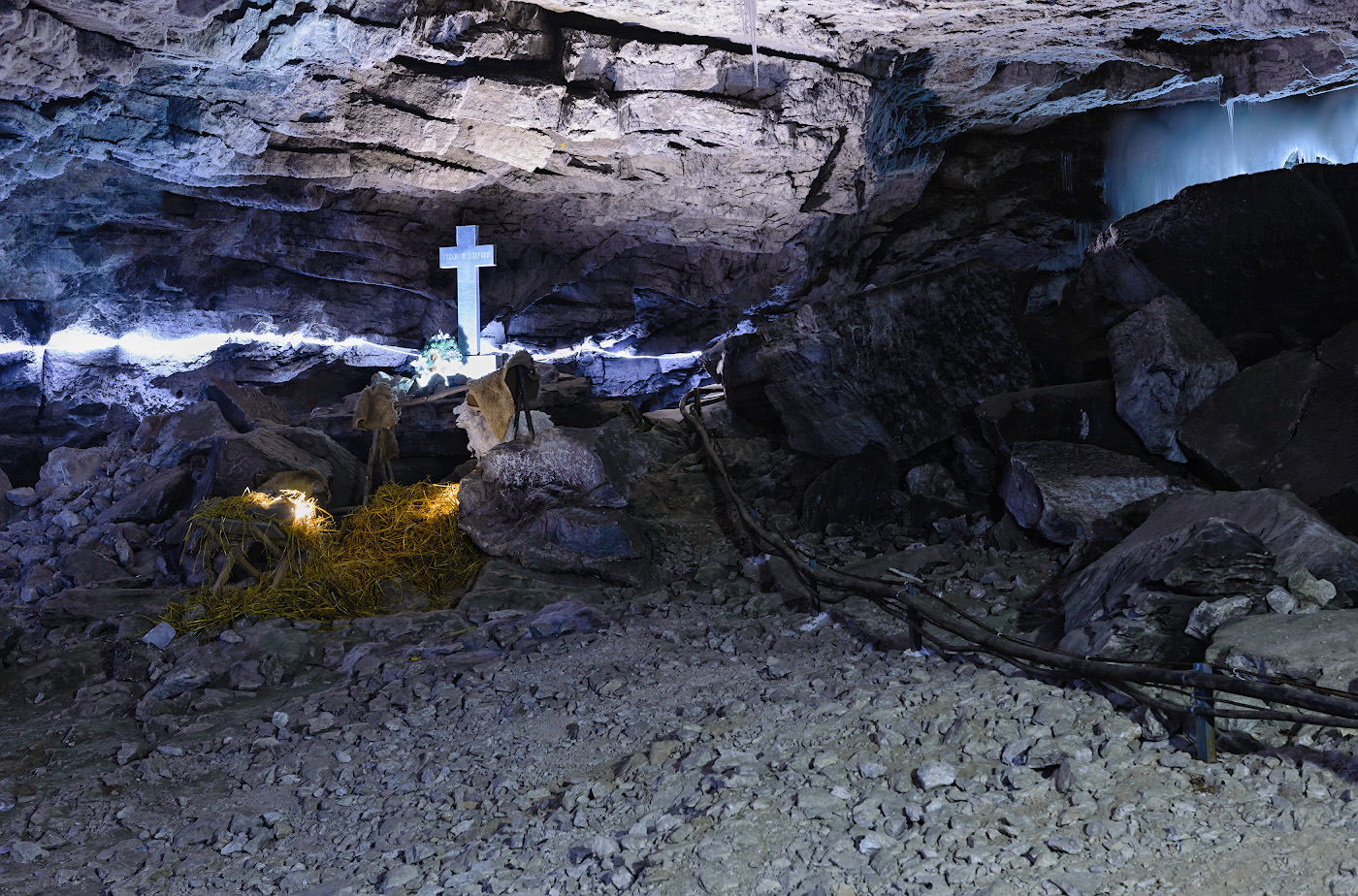 Фотография 18. Крестовый грот в Кунгурской ледяной пещере. Съемка с нормальным фокусным расстоянием. 2.0, 8.0, 400, 48.