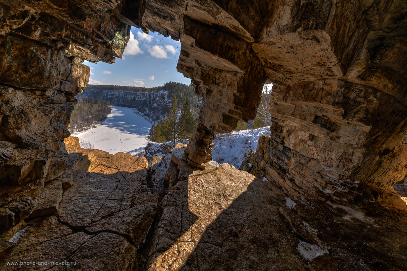 Фото 37. Виды из грота Идрисовской пещеры вверх по течению реки Юрюзань. Камера Nikon D610, объектив Samyang 14 mm f/2.8. HDR из трех кадров. 1/250, -0.67, 9.0, 160, 14.