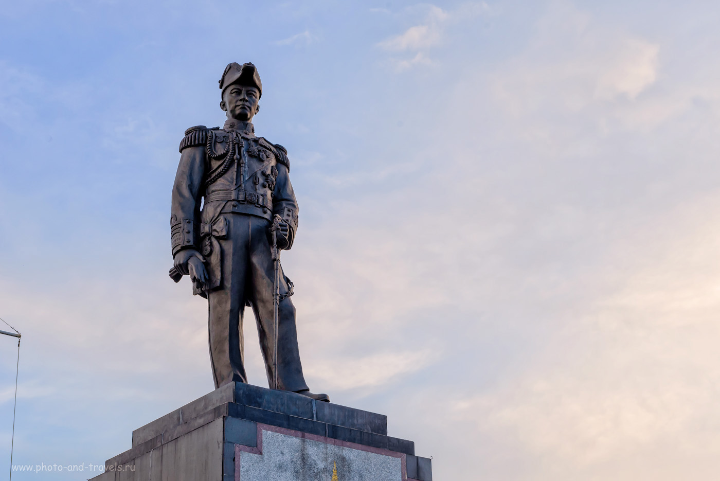 Фотография 30. Статуя Адмирала Крома на смотровой площадке, на вершине холма Паттайя Хилл. Куда пойти вечером на отдыхе. 1/125, +1.33, 9.0, 640, 58.