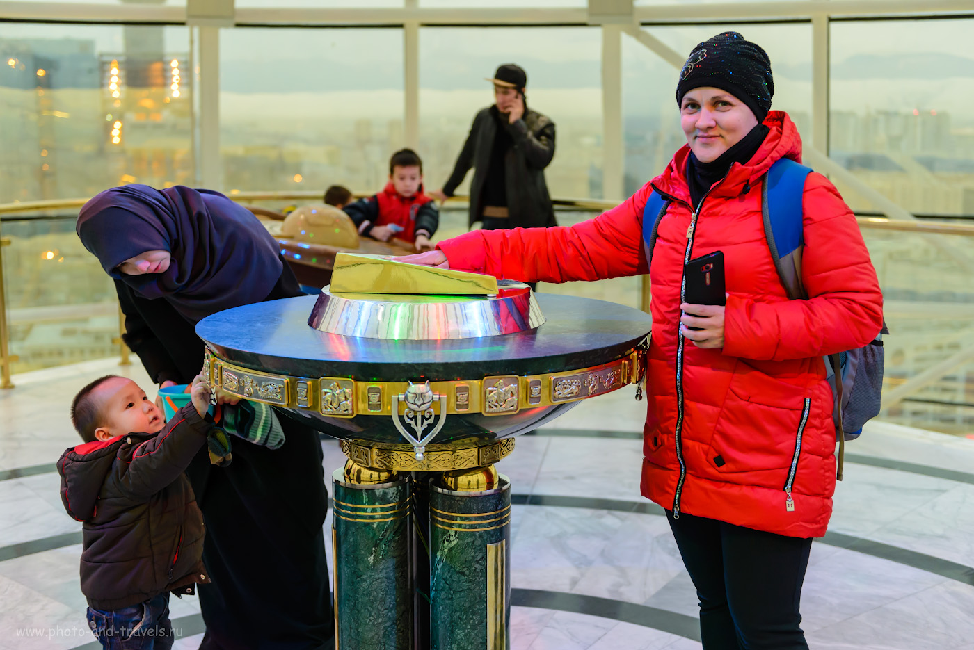 Фото 8. Художественная композиция «Аялы-Алакан» в центре шара монумента «Байтерек» в Астане. Что можно посмотреть за полдня во время пересадки в Казахстане. 1/100, +0.33, 2.8, 1600, 45.