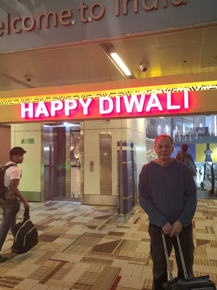 Фото 5. Happy Diwali, Индия! Фото под светящемся транспарантом на память. Снято на смартфон.