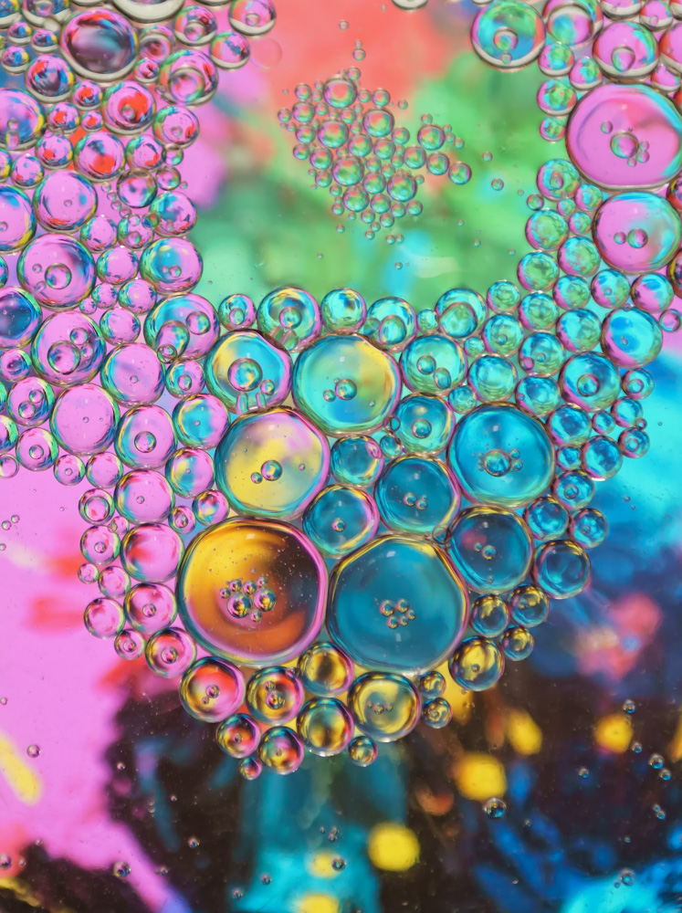 Фотография 6. Съемка абстрактного натюрморта с пузырями. Масло и вода. Камера Sony A6000 и объектив Nikon 24-70mm f/2.8G. Настройки: 1/60, +1.7, 2.8, 500, 70.