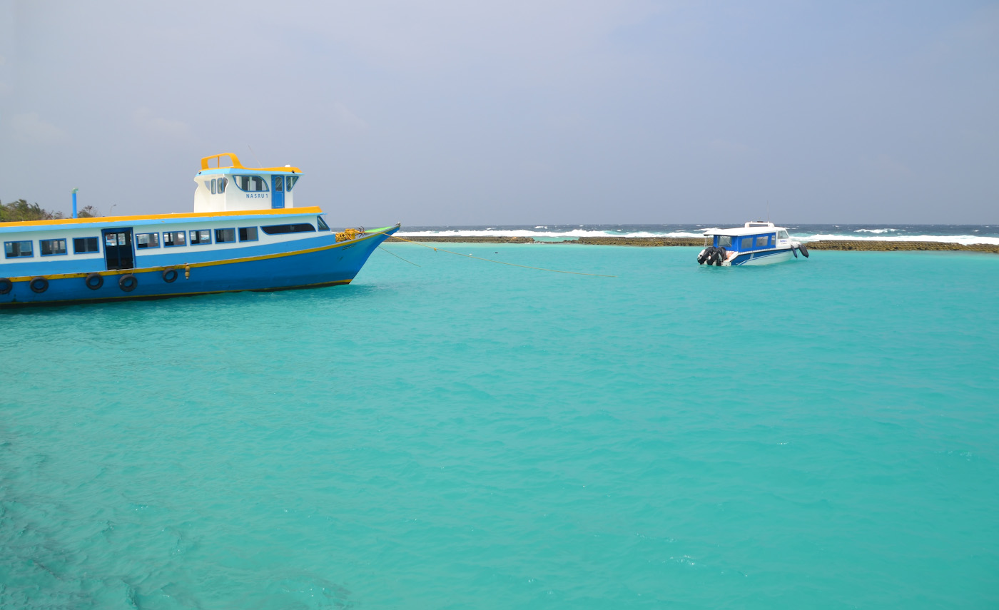 Фото 2. Так выглядит общественный паром на Мальдивах до острова Тодду. Как перемещаться между атоллами во время самостоятельного путешествия. 1/800, 8, 100, 55.