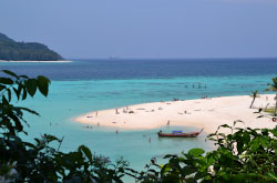 Gde nakhoditsia ostrov Ko Lipe v Tailande Kak na nego mozhno popast Kakie dostoprimechatelnosti zhdut turistov Sravnenie s samostoiatelnym otdykhom na Maldivakh.