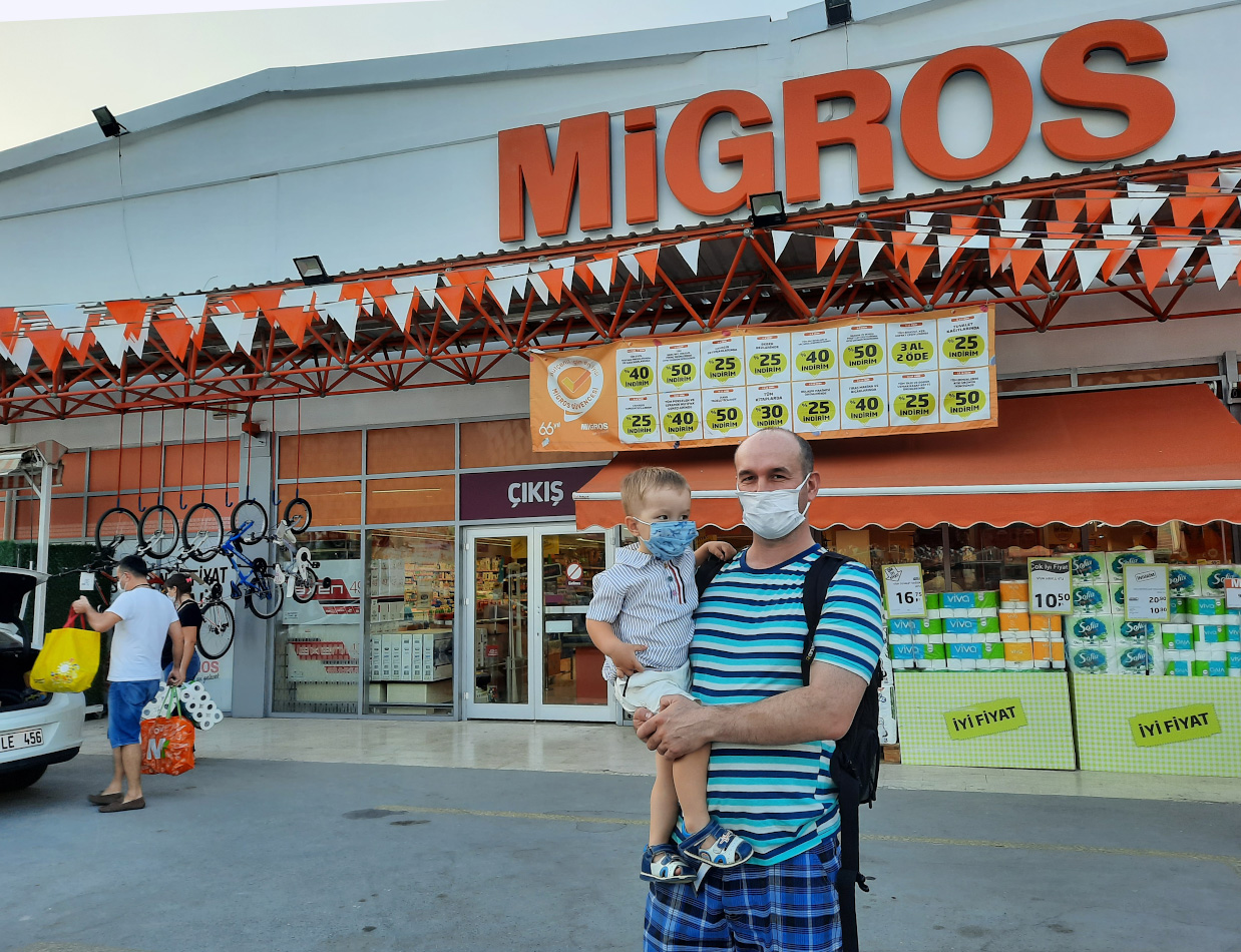 46. Посетители супермаркета «Migros» в Турции обязаны носить маски.