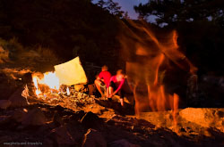 V CHiraly est gora KHimera IAnartash s vechno goriashchimi prirodnymi ogniami Stoit li na nee podnimatsia Sovety po sieemke nochiu u kostra.