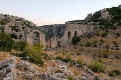 Interesnoe mesto nedaleko ot Kyzkalesi akveduk kilikiiskogo goroda Olba i kanon za nim