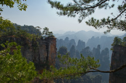 Odno iz samyh interesnyh mest v Kitae – nacional'nyj park CHzhanczyacze (Zhangjiajie National Forest Park). EHkskursiya k smotrovoj ploshchadke Shentang Gulf