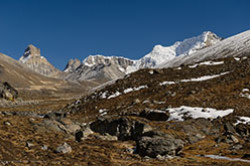 Na granitse Indii i Kitaia vysoko v Gimalaiakh nakhoditsia Nulevaia tochka Zero Point Moia pervaia vysota 4600 metrov Posmotrite krasoty radi kotorykh sledoval ekhat v gory.